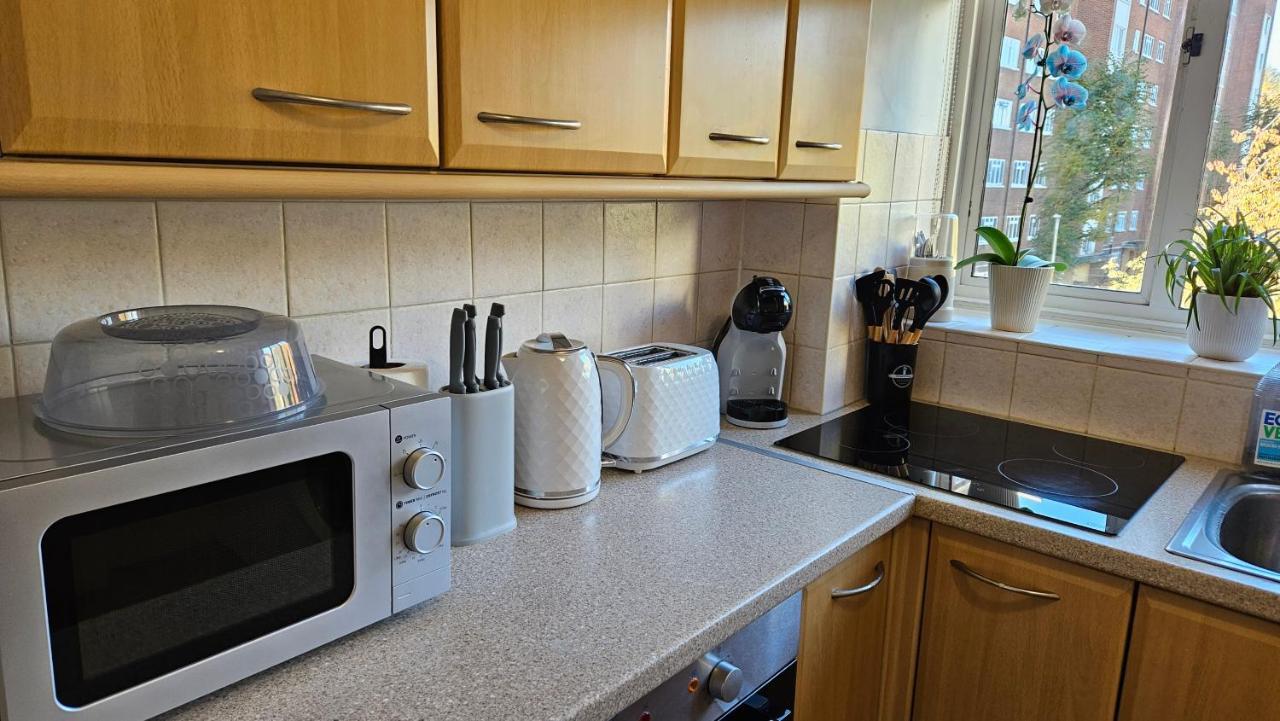 Spacious Two Bedroom Apartment In Battersea, Free Parking London Exterior photo