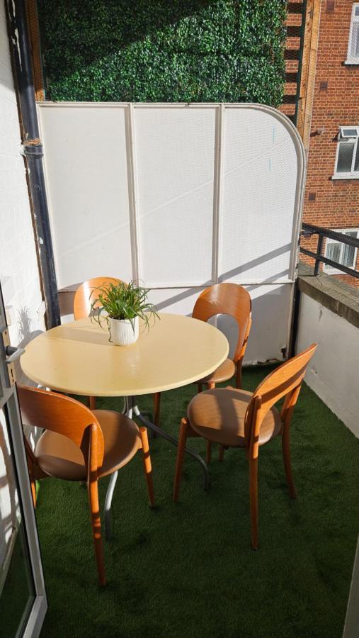 Spacious Two Bedroom Apartment In Battersea, Free Parking London Exterior photo
